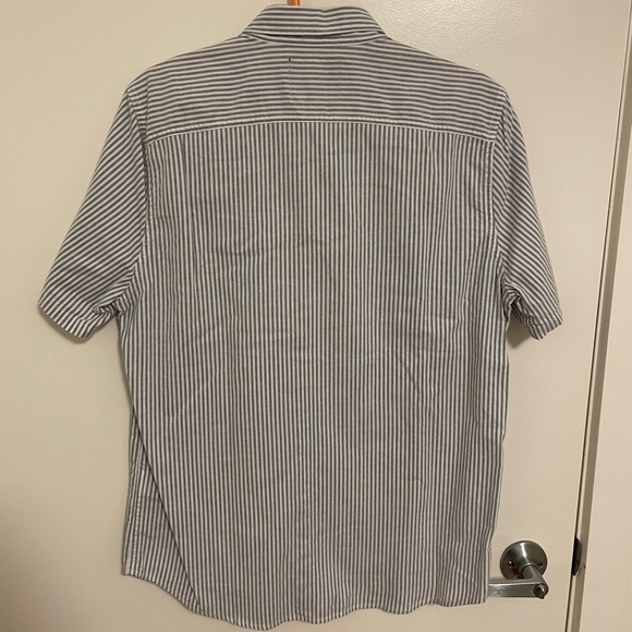 🤝 Striped Hollister Short Sleeve Button Down Shirt 🤝 - Picture 3 of 3